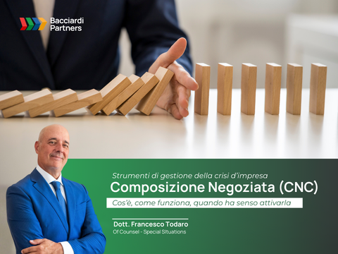 Mano che blocca un domino, come il professionista che blocca lo stato di crisi dell'impresa