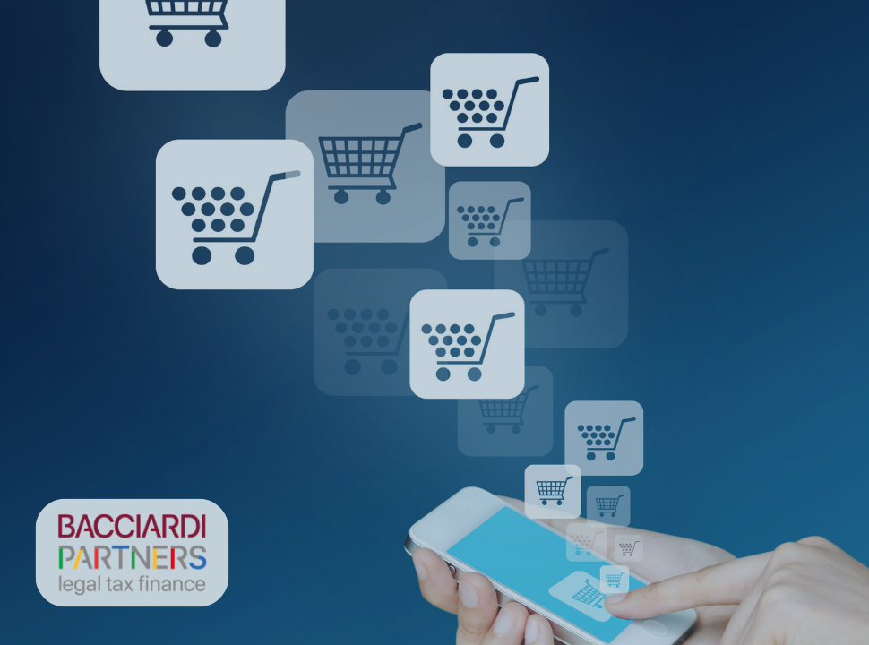 Immagine con sfondo blu, logo BP in basso a sinistra e immagine raffigurante mano che tiene il telefono in mano dal quale fuoriescono immagini di carrelli virtuali volti a significare il commercio elettronico.