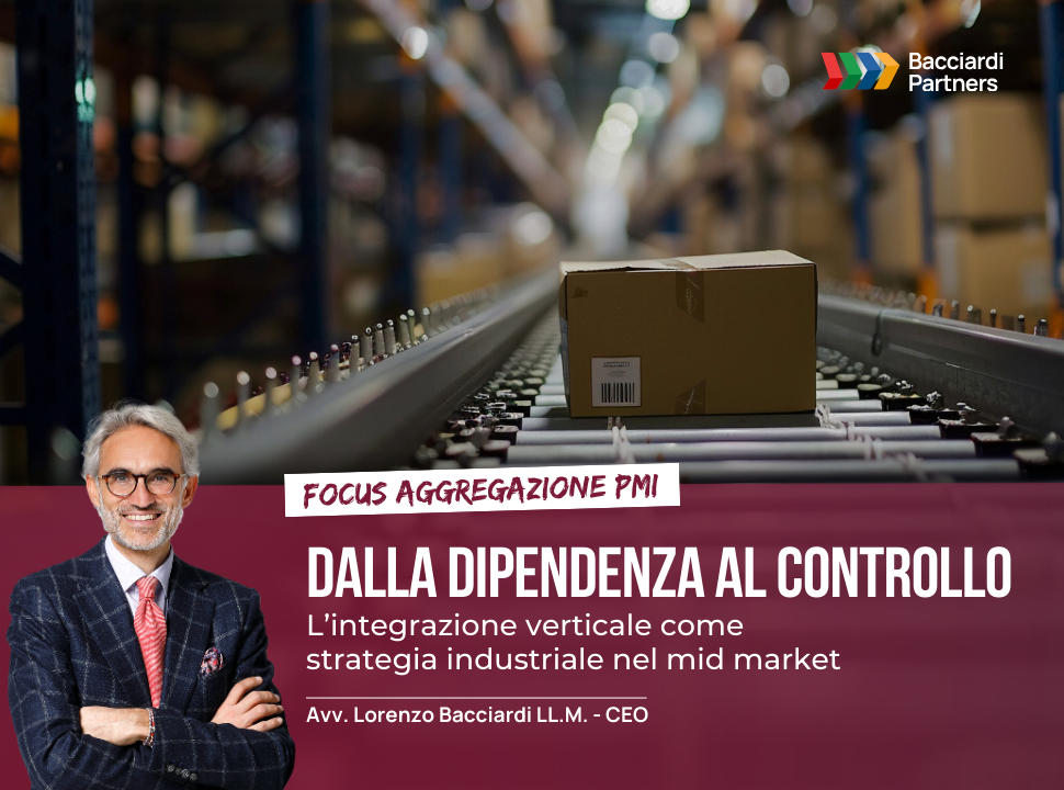 Integrazione verticale nelle PMI del mid market: magazzino industriale con linea di movimentazione merci e pacco su nastro trasportatore, simbolo di controllo della filiera e aggregazioni industriali. Articolo di Lorenzo Bacciardi, CEO di Bacciardi Partners, su strategia industriale e aggregazioni PMI.