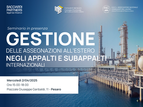 foto di una piattaforma in mezzo al mare e testo bianco con titolo del convegno organizzato da Bacciardi Partners, “Gestione delle assegnazioni all’estero di lavoratori dipendenti negli appalti e subappalti internazionali